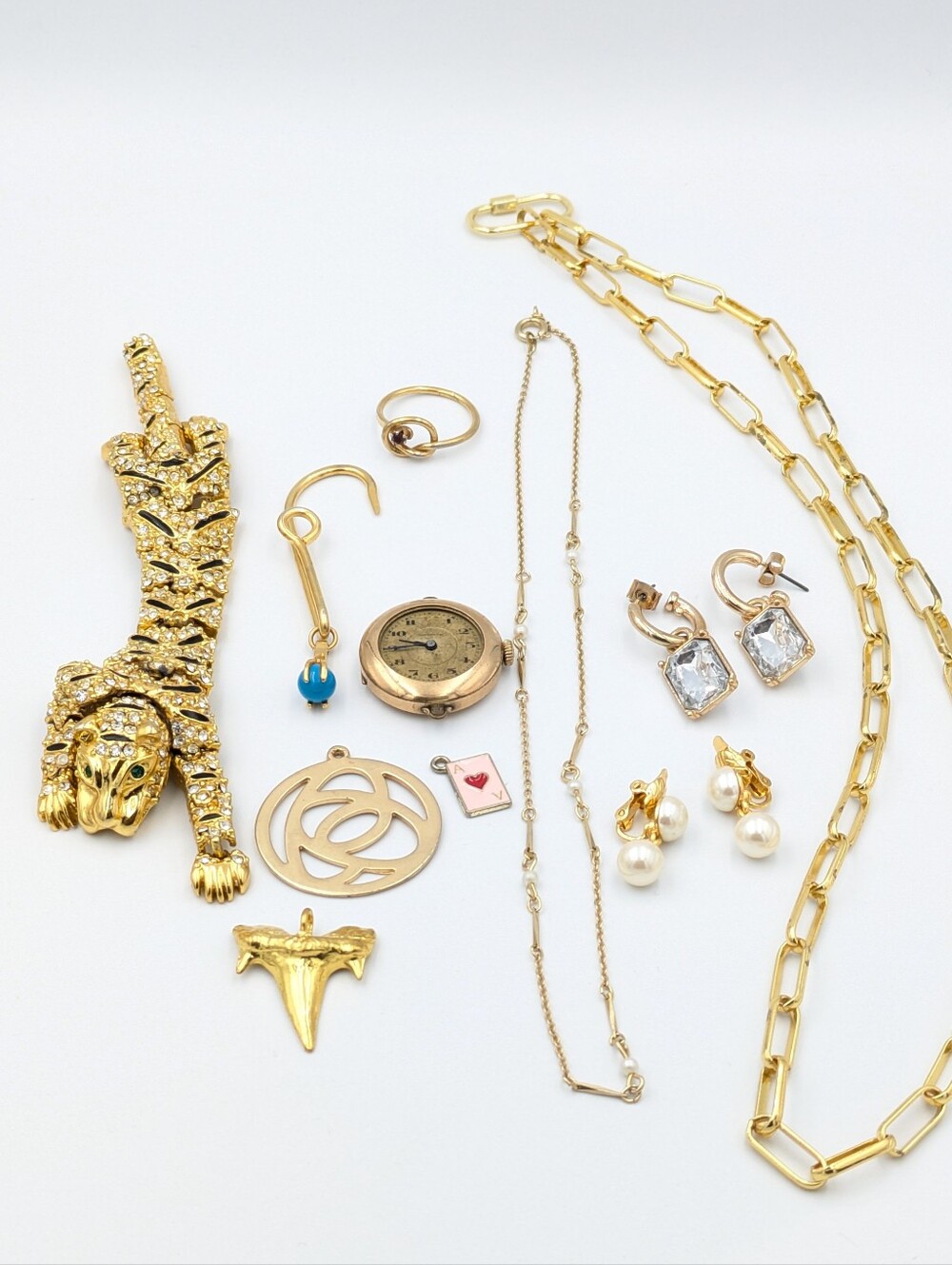 Mixed jewelry lot vintage to modern articulated tiger shoulder brooch, pendants